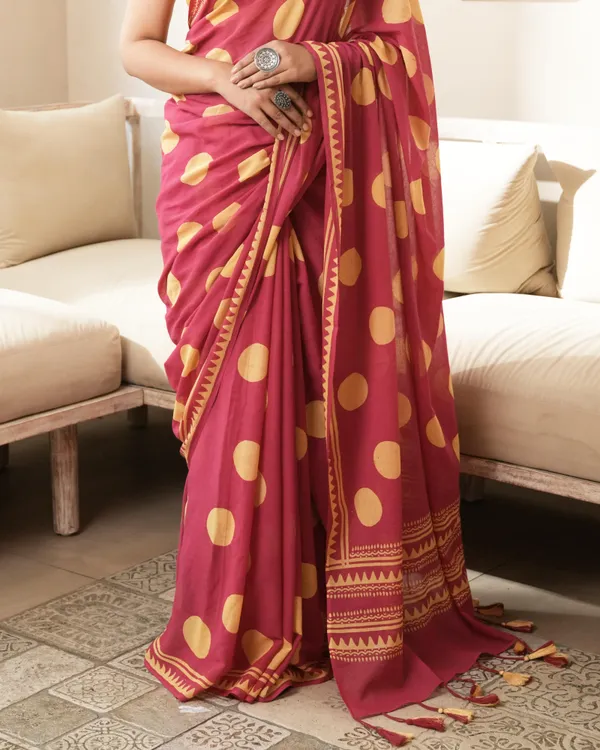 Magenta_Cotton_Charm_Polka_Dot_Mul_Saree_With_Tassels_For_Women